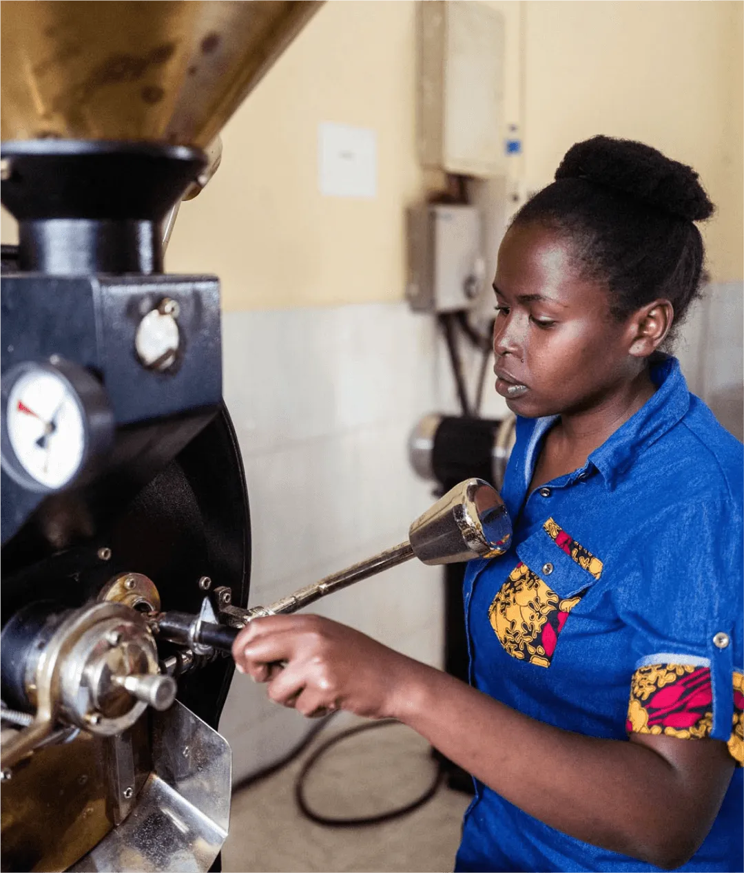 Kaffeerösterin bei der Arbeit