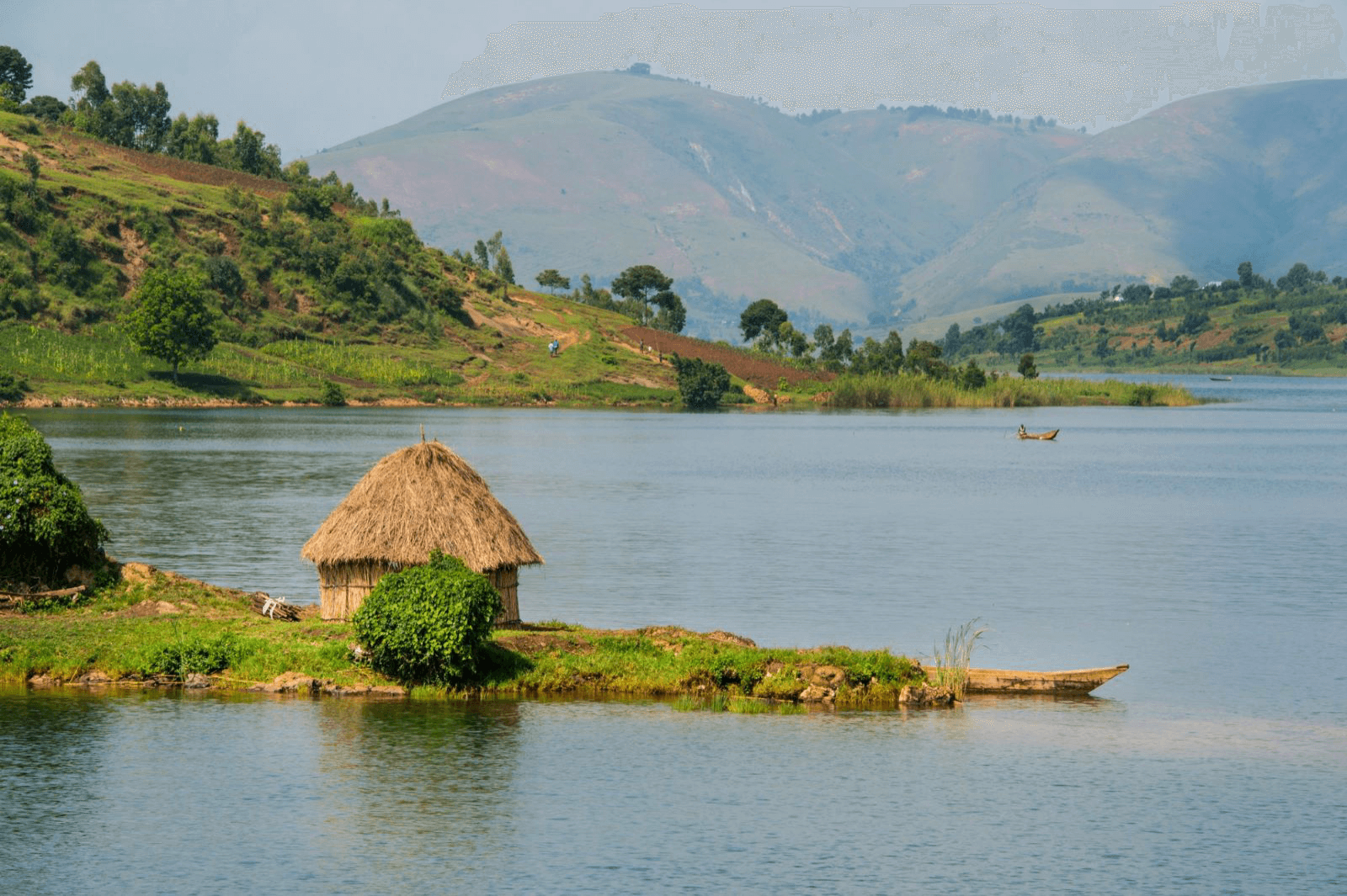 Afrikanische Landschaft mit Strohhütte