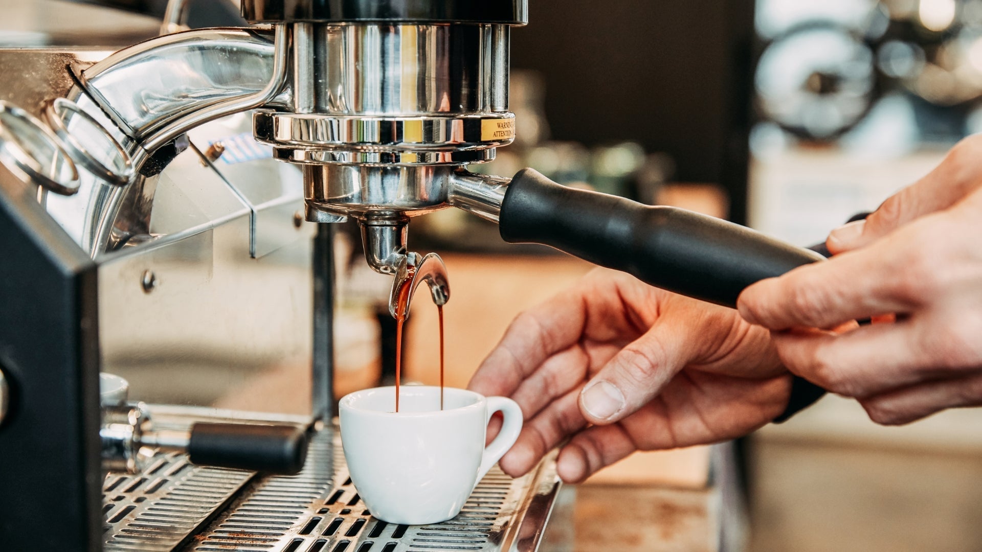 Barista bereitet Kaffee mit Espressomaschine zu