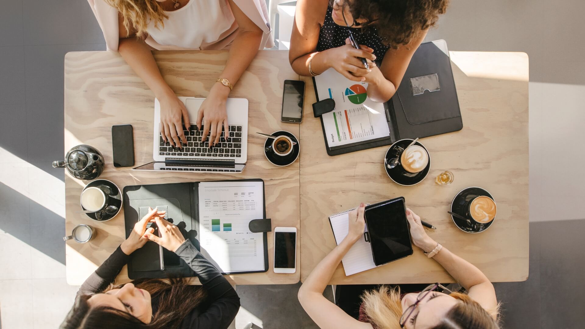 Kolleg:innen mit Kaffee bei der Arbeit – Bürokaffee als Ritual