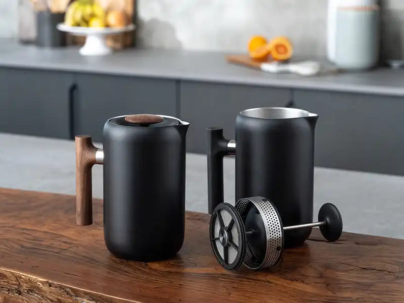 Zwei schwarze French Press Kaffeepressen