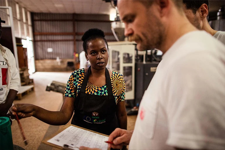 nachhaltiger kaffee anbau soziale hilfe arbeit frauen in afrika